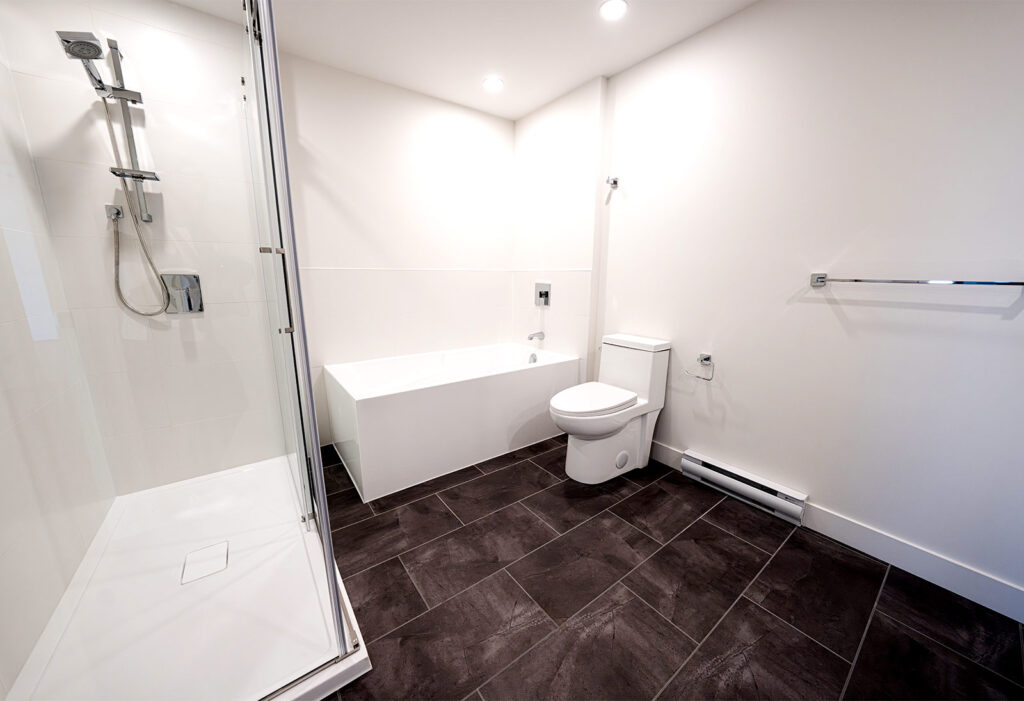 Vue d’intérieur d’une salle de bain lumineuse – septembre 2025