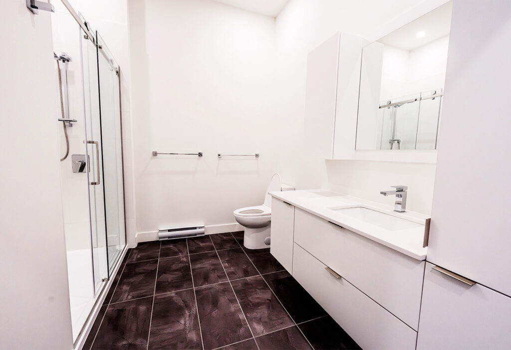 Espace salle de bain contemporain photographié en septembre 2025