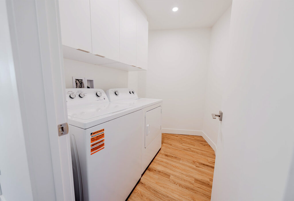 Salle de lavage équipée avec électroménagers – septembre 2025