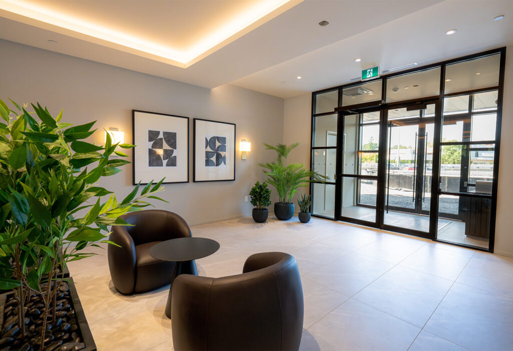 Lobby moderne et spacieux, capturé en septembre 2025