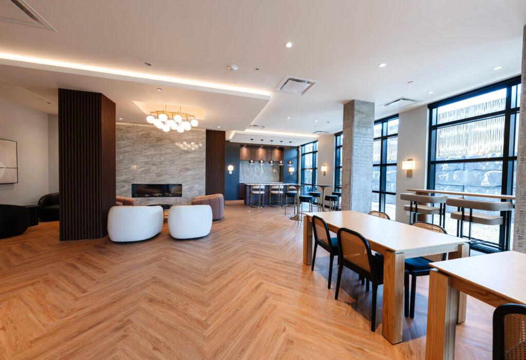 Salle de détente conviviale avec mobilier moderne – septembre 2025