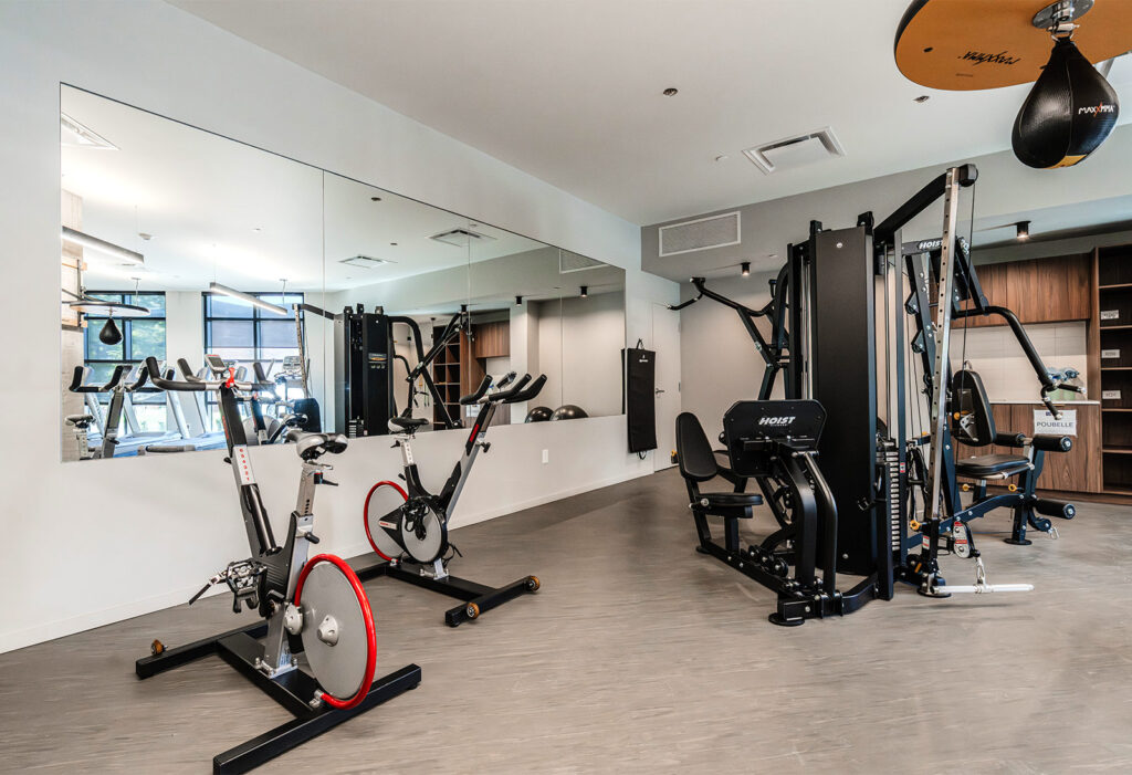 Espace fitness moderne photographié en septembre 2025