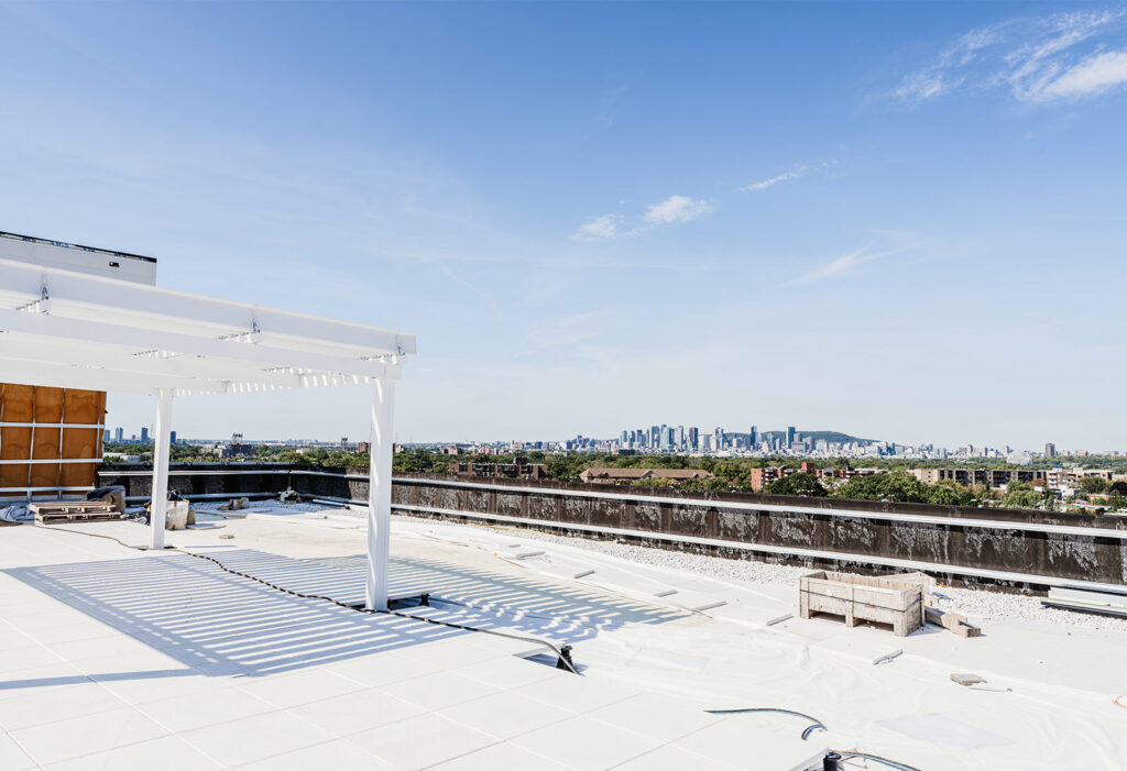 Espace extérieur terrasse sur toit photographié en septembre 2025