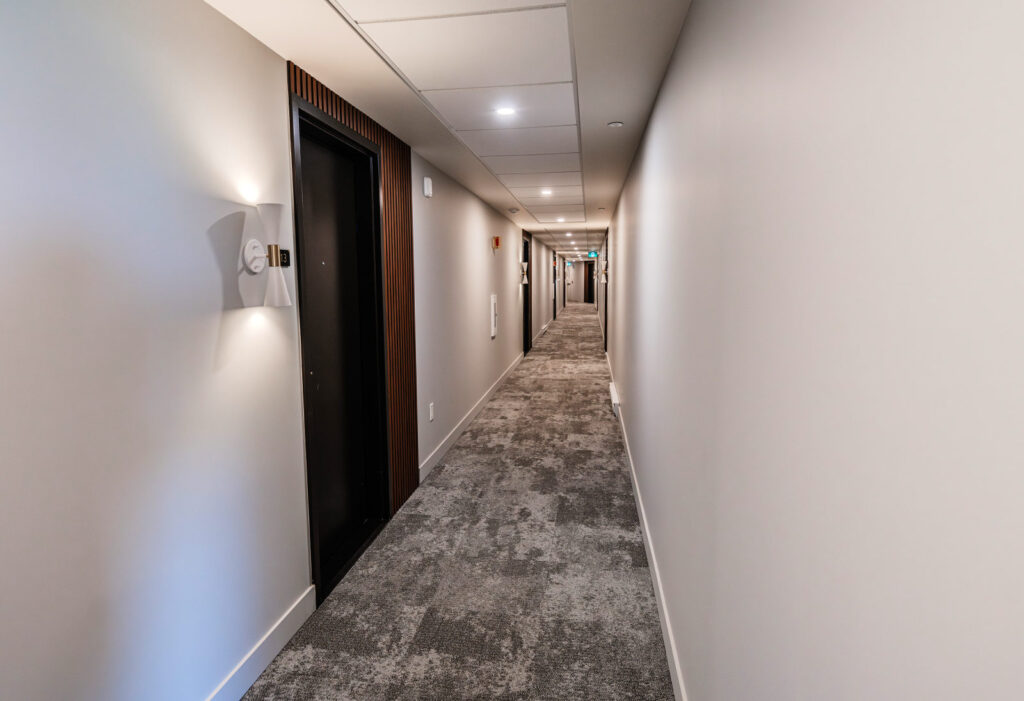 Photo du corridor des espaces communs datant de septembre 2025