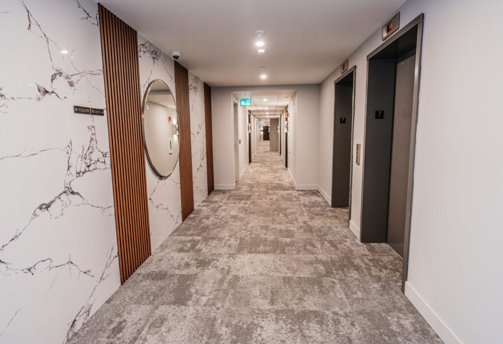 Vue d’intérieur du corridor des espaces communs photographié en septembre 2025