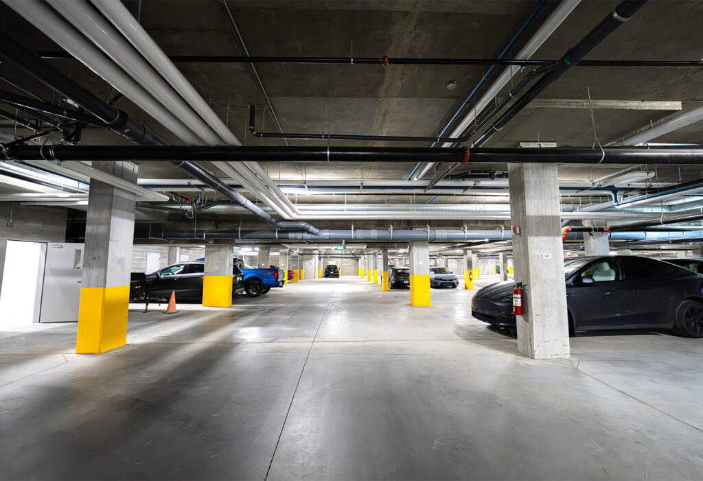 Garage spacieux capturé en septembre 2025